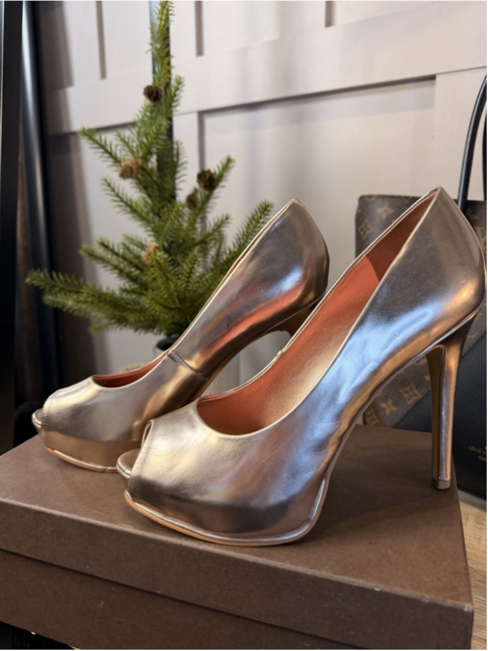 GUESS STUNNING ROSE GOLD PLATFORM HEELS US 8
